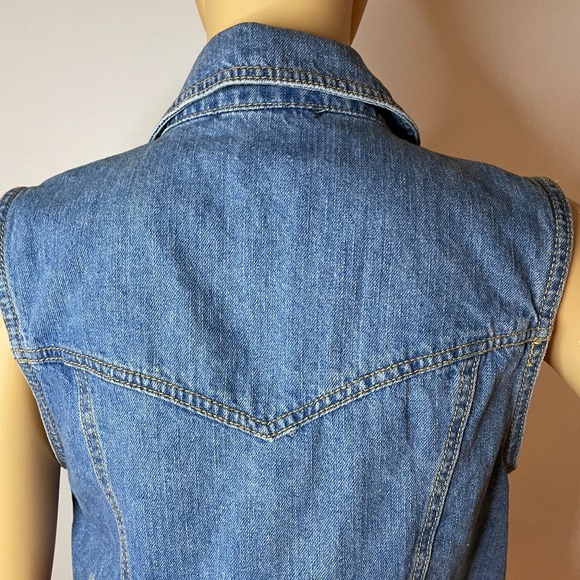 Super trendy Jean jacket with gold grommet details - Picture 8 of 9